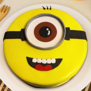 Cutest Minion Fondant Cake