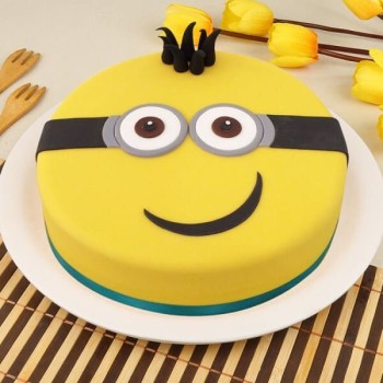 Lovely Minion Fondant Cake